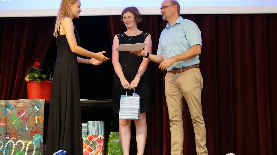 Der mit 300 Euro dotierte Preis der László Gilányi Stiftung ging in diesem Jahr an Schülerin Hermine Berg (links). Mit auf dem Foto: Klassenlehrerin Christina Höfer und Schulleiter Patrick Loosen.