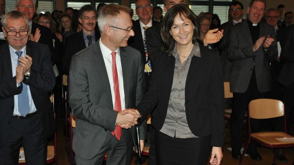 Peter Epp von der ADD Trier gratuliert der Schulleiterin des Cochemer Gymnasiums, Michaela Koch.