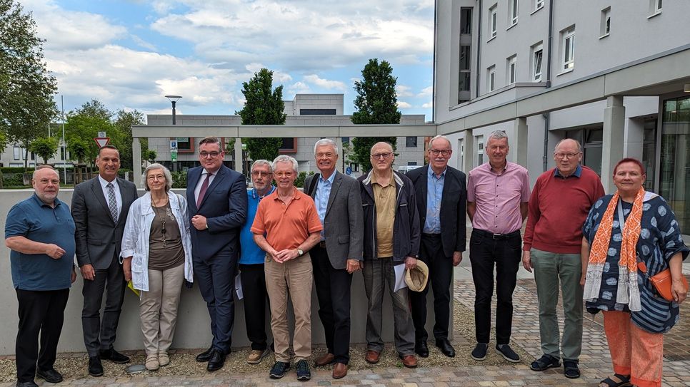 Das neue und das bisherige Kuratorium der Autobahn- und Radwegekirche St.Paul mit Vorstandsmitgliedern des Fördervereins.