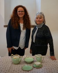 Dr. Bärbel Schulte und Lady Vibeke Dunleath mit den handbemalten Porzellanstücken