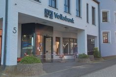 Die Filiale der Volkbank wurde nach dem nächtlichen Überfall abgesperrt.