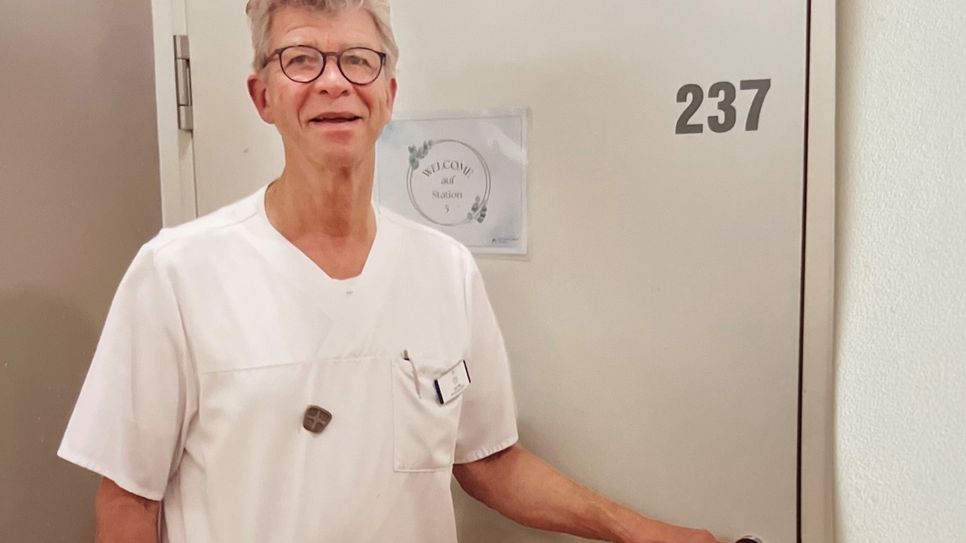 Nach 47 Jahren als Krankenpfleger verlässt Udo Mey die Eifelklinik St. Brigida und wirbt für einen tollen und ehrlichen Beruf.