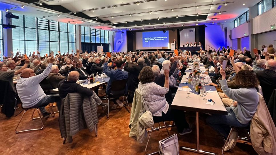 Vorstand und Aufsichtsrat der Vereinigten Volksbank Raiffeisenbank eG konnten den knapp 200 Vertreterinnen und Vertreter in der Hunsrückhalle in Simmern über ein sehr erfolgreiches Geschäftsjahr 2023 berichten.