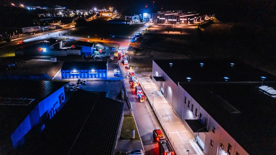 Gegen 0.30 Uhr brachen die Einsatzkräfte in Richtung Vulkaneifel auf. (Fotos: Dennis Irmiter)