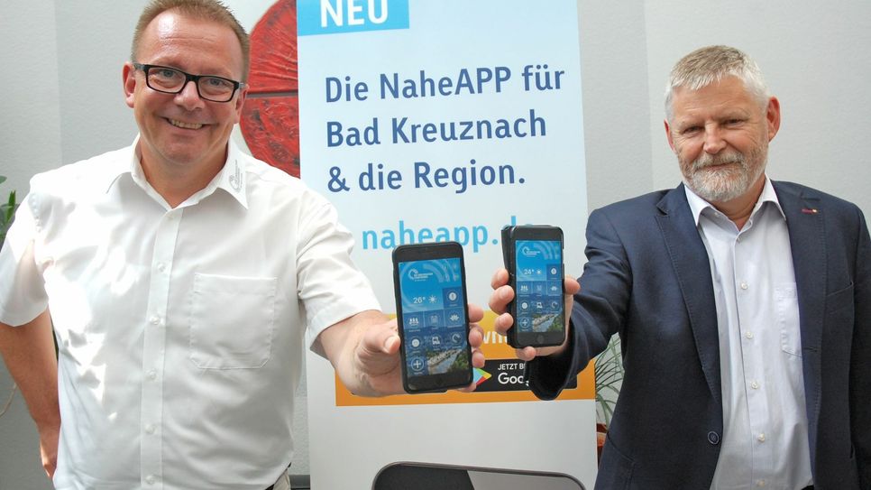 Nachrichten, Services und Veranstaltungen für die Region - in einer App gebündelt: Dirk Alsentzer und Dietmar Canis präsentieren die »NaheApp«.