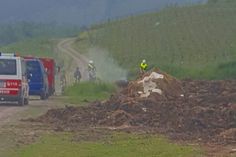 Offenbar will das Feuer in einem Misthaufen in Wiltingen (Landkreis Trier-Saarburg) nicht ausgehen. Mittwochabend musste die Feuerwehr zum dritten Mal ausrücken, um einen Brand zu löschen. Foto: Agentur Siko