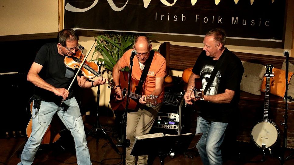 Martin Hoffmann, Volker Abrahamczik und Gerhard Kalter bringen als »Seisiun« irische Folk-Musik in die Eicherscheider Tenne. Foto: Band