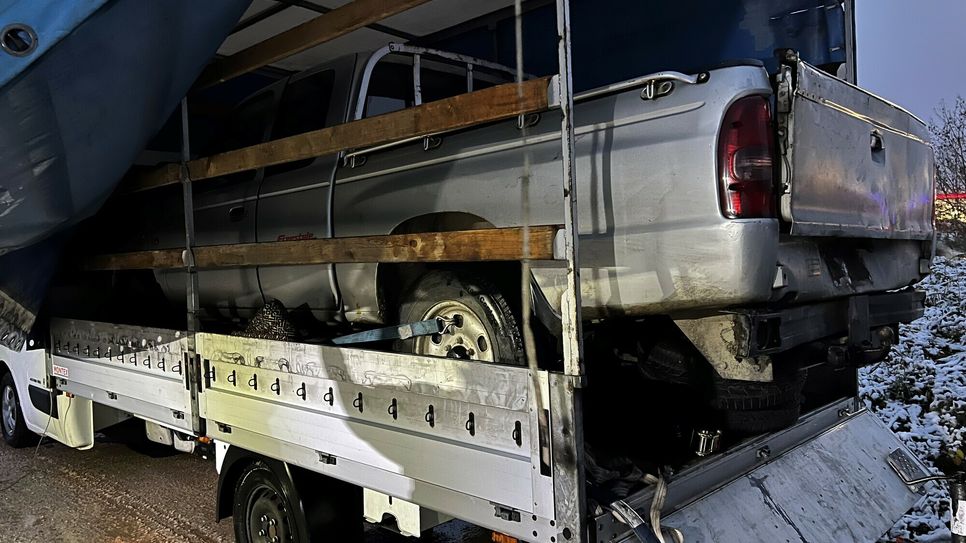 Zu schwer, zu schlecht gesichert: Auf den Fahrer des improvisierten Transports wartet jetzt ein Ordnungswidrigkeitsverfahren.