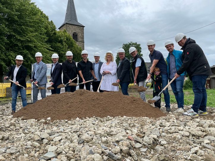 Der obligatorische erste Spatenstich fürs Bürgerhaus.