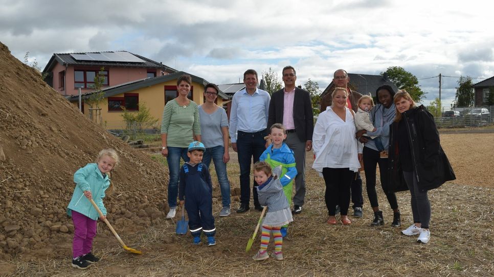 Beim Spatenstich mit Barbara Großer (2.v.li. Familienbande e.V.), Annik Müsch (4.v.li. Leiterin Kita Familienbande), Investor Jürgen Großer (5.v.li.), Bürgermeister Ulf Hürtgen (6.v.re.), Andreas Loosen (5.v.li., Stadt Zülpich) und Olivia Grimm (re., Leiterin Kita Weltenbummler), durften die Kinder den Spaten zur Hand nehmen.  Foto: Scholl