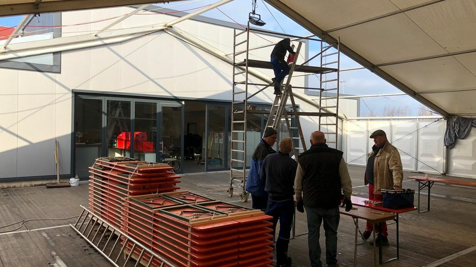 Zwischenzeitlich waren am Mittwoch rund 50 Ehrenamtler im Festzelt im Einsatz. Auch heute wird noch fleißig gewerkelt. Fotos: T. Förster