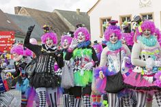 Kreative Kostüme, fetzige Musik – dazu leckere Kamelle, buntes Konfetti und natürlich jede Menge Spaß: Die Narren aus dem Landkreis bereiten sich auf den Straßenkarneval vor.    Foto: Imago