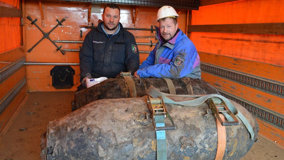 Reinhard Dohmen (r.), Truppenführer des Kampfmittelbeseitigungsdienstes der Bezirksregierung
Düsseldorf, und sein Kollege Phillip Blens konnten am Zülpicher Wassersportsee diese zwei amerikanischen
10-Zentner-Bomben erfolgreich entschärfen.