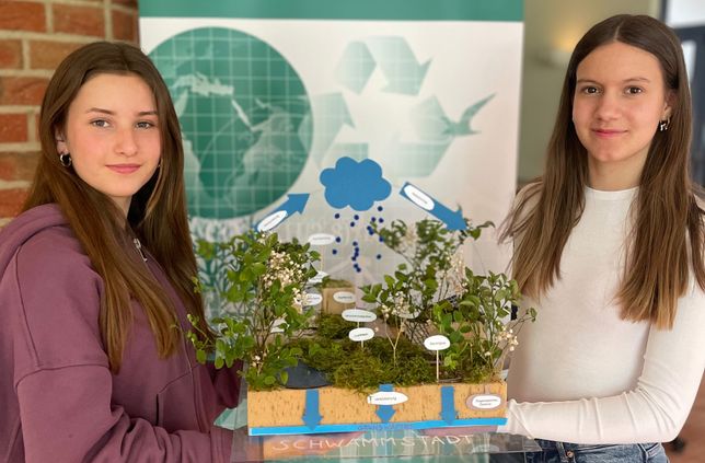 Louana Bretz (links) und Carla Thielen (rechts) haben den Sonderpreis beim diesjährigen BundesUmweltWettbewerb gewonnen.