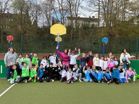Die Teams des Fußballturniers der Verbandsgemeinde-Osterferienbetreuung der Betreuenden Grundschule mit den Betreuerinnen und Ute Dernbach (hintere Reihe, rechts), Teilbereichsleiterin Familien, Schulen, Ordnung und Soziales der VG-Verwaltung Mendig.