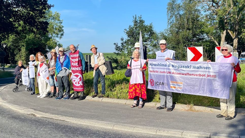 Die zwölfköpfige Quäkergruppe protestiert gegen Atomkriegsgefahr und fordert den Beitritt Deutschlands zum Atomwaffenverbotsvertrag mit den Vereinten Nationen.