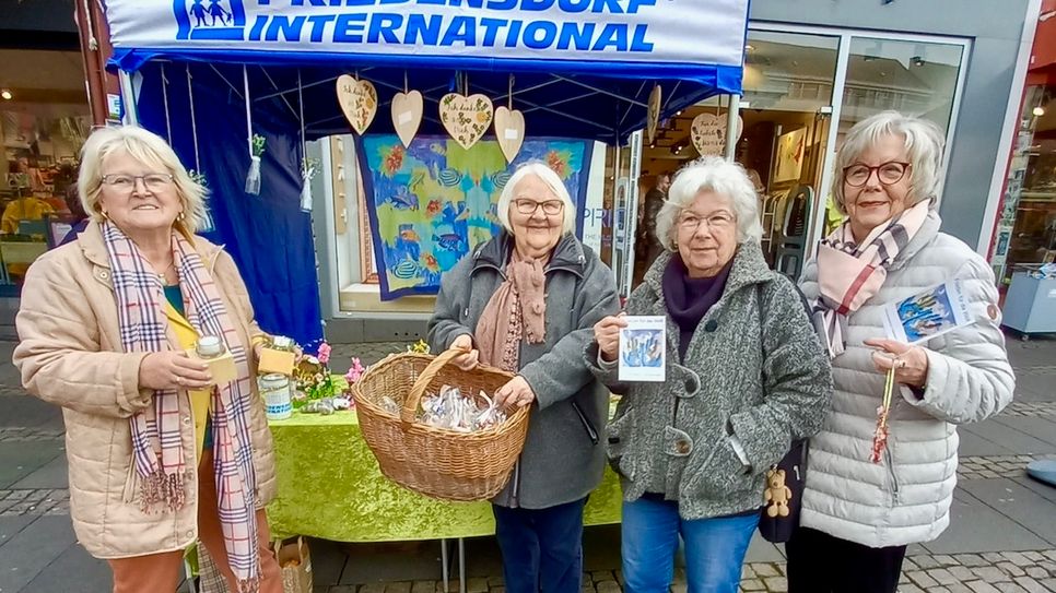 Marika Kohlhaas als Besucherin am Stand von Marlis Knappe, Brunhilde Weiss und Monika Müller vom Freundschaftskreis Friedensdorf.