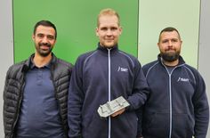 (von links): SWT-Ausbildungsleiter Wolfgang Sander, der landesbeste Metallbauer Jakob Kügl mit seinem Werkstück „Riegel“ und Daniel Willems, SWT-Ausbilder im Beruf Metallbauer