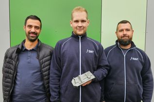 (von links): SWT-Ausbildungsleiter Wolfgang Sander, der landesbeste Metallbauer Jakob Kügl mit seinem Werkstück „Riegel“ und Daniel Willems, SWT-Ausbilder im Beruf Metallbauer