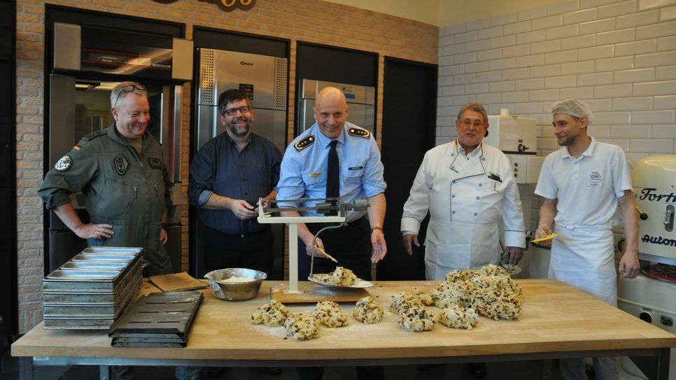 Fleißige Bäcker im Einsatz (v. l.): Oberst Thomas Schneider, Kommodore Taktisches Luftwaffengeschwader 33, Wolfgang Lambertz, Bürgermeister VG Cochem, Generalleutnant Ingo Gerhartz, Inspekteur Luftwaffe, Achim Lohner und David Sachse, Leiter Konditorabteilung "Die Lohner's".