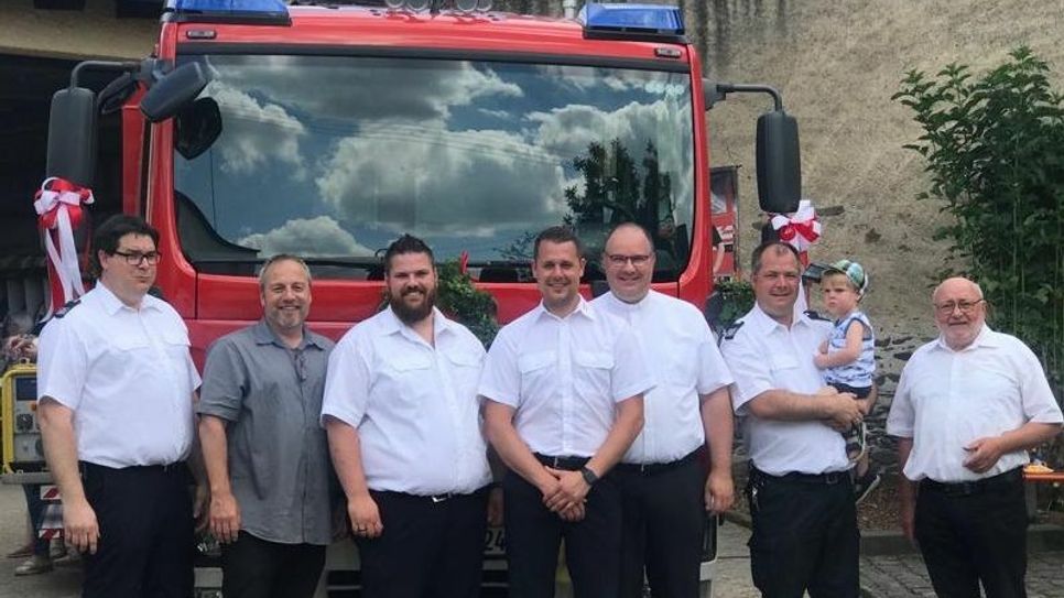 Über das neue TSF-W freuen sich (von rechts): Beigeordneter Dr. Bernhard Koll, Wehrleiter Martin Wolff, Dechant Jörg Schuh, der stellvertretende Wehrführer Nico Kasper, Wehrführer Mathias Lang, Ortsbürgermeister Stefan Dörr und der stellvertretende Wehrleiter Bernd Krechel.