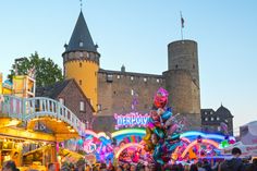 Volksfesttrubel im Schattten der Genovevaburg. Neun Tage lang verwandelt sich die gesamte Innenstadt in einen großen, liebenswerten Rummelplatz.