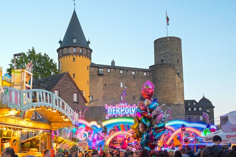 Volksfesttrubel im Schattten der Genovevaburg. Neun Tage lang verwandelt sich die gesamte Innenstadt in einen großen, liebenswerten Rummelplatz.