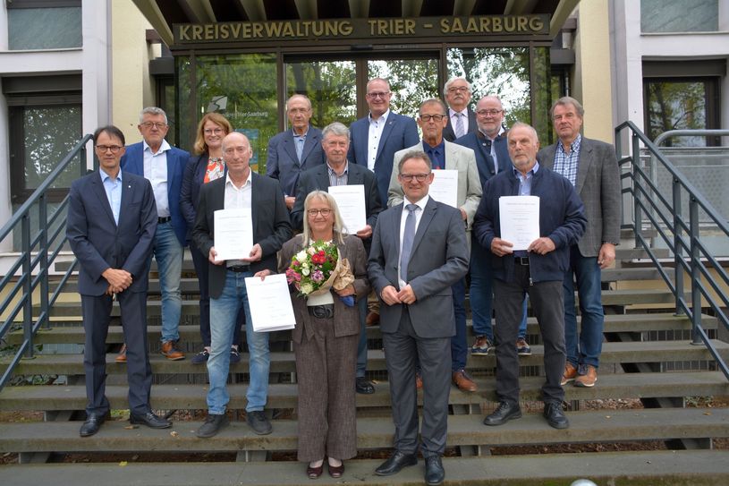 Fünf Bürgerinnen und Bürger des Landkreises Trier-Saarburg freuen sich über die Verleihung der Ehrennadel.