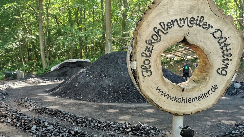 Nicht nur bei der Ernte der Holzkohle geht es in Heimbach-Düttling heiß her. Interessierte können den spannenden Verkohlungsprozess hautnah miterleben. Fotos: Nationalpark Eifel