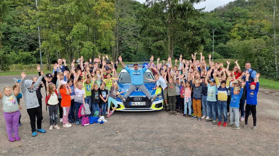 Polizei besucht Kinder der Stadtranderholung.