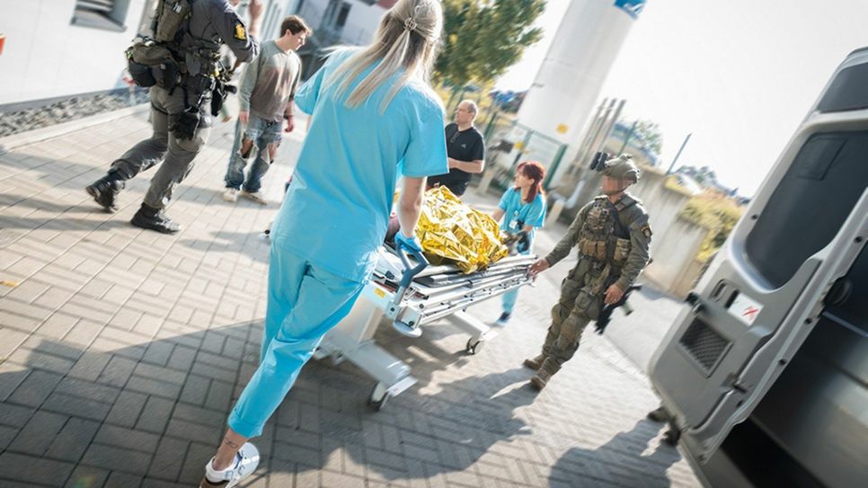Am Mechernicher Kreiskrankenhaus übergaben die Mitglieder der beteiligten Spezialeinheiten die "Verletzten" an das Team der Notaufnahme.