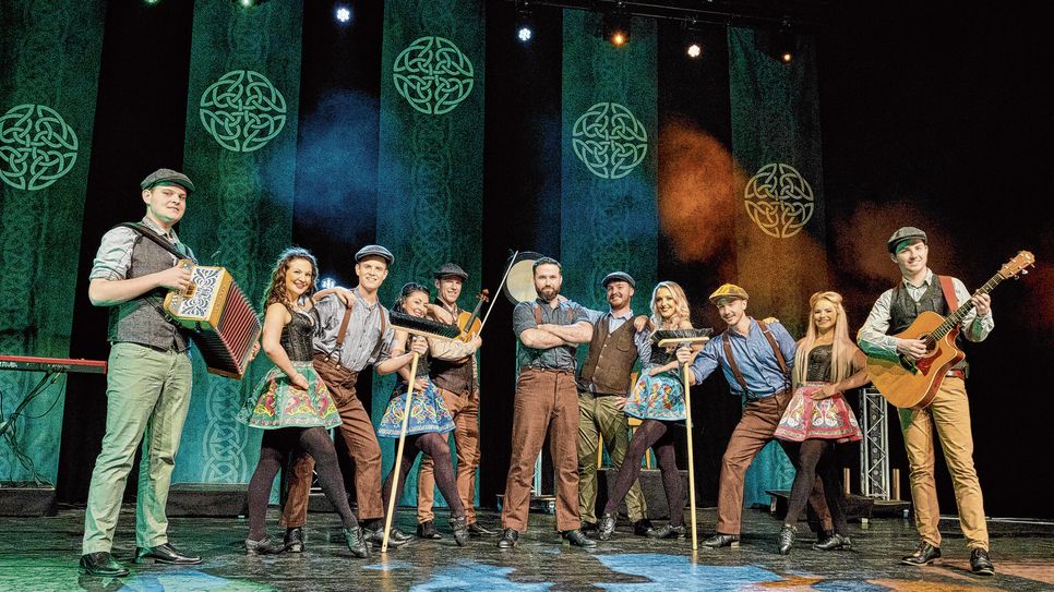 CELTIC RHYTHMS  direct from ireland ist eine atemberaubende Synthese aus Tapdance, Folklore und Musikshow.