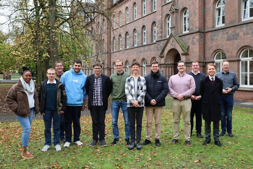 Auf dem Foto zu sehen: Zehn frischgebackene Felixianer*innen mit den beiden Leitern des Felixianums, Gemeindereferent Maik Bierau (3.v.l) und Bischofskaplan Florian Dienhart (re).