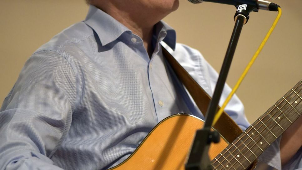 Die musikalische Begleitung des Abends: Wolfgang Reiland an der Gitarre. Foto: FF