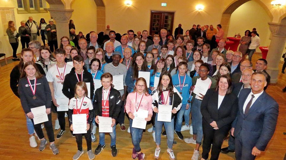 Gruppenfoto mit den geehrten Sportlern. Foto: Werner Pelm