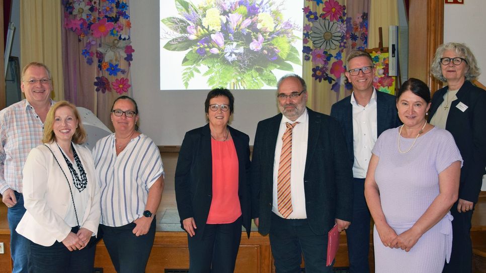 (v.re.): Barbara Pies, Ute Schneider-Ludwig, Thomas Buckler (Geschäftsführer St. Raphael), Thomas Loy, Magdalene Franzen, Delegation des Elternbeirats um Barbara Flick-Gladisch (li.).