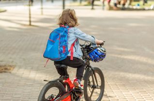 Damit der Schulweg für Schülerinnen und Schüler sicherer wird, plant die Stadt Bitburg ein "Schulradler-Projekt". Dafür sucht die Stadt nun Teilnehmende und ehrenamtliche Wegbegleiterinnen und -begleiter.