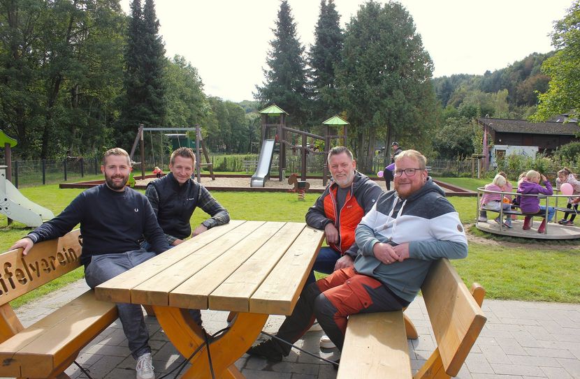 Das Kernteam der Ehrenamtlichen (v.r.) Michael Schäfer, Marcel Höger und Florian Marx mit dem Sötenicher Ortsvorsteher Thomas Müller.