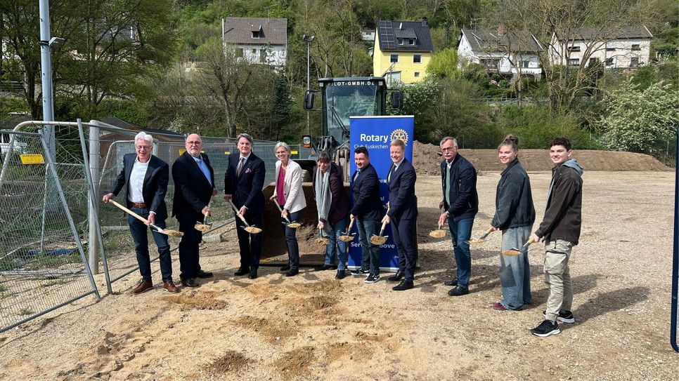 Freuen sich auf den neuen Außenbereich mit Soccercourt (von li.): Rotarier Günter Niewenhuis, Dr. Klaus Meyer, Norbert Froitzheim, Schulleiterin Carolin Neswadba, Vors. des Fördervereins Inga Laurinat, W. Karwoth, Vertr. Erzbistum Köln: Thomas Pitsch, Rotary Club Euskirchen: Dr. Norbert Golz, SV-Vertreter: Emma Hens, Kilian Schuba. Foto: Rita Witt