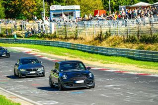 Die Green Hell Driving Days läuten Anfang Oktober (02. bis 04. Oktober 2026) traditionell den Herbst der Touristenfahrten am Nürburgring ein und bieten drei Tage lang ausgiebige Fahrfreude auf der Nordschleife und der Grand-Prix-Strecke.