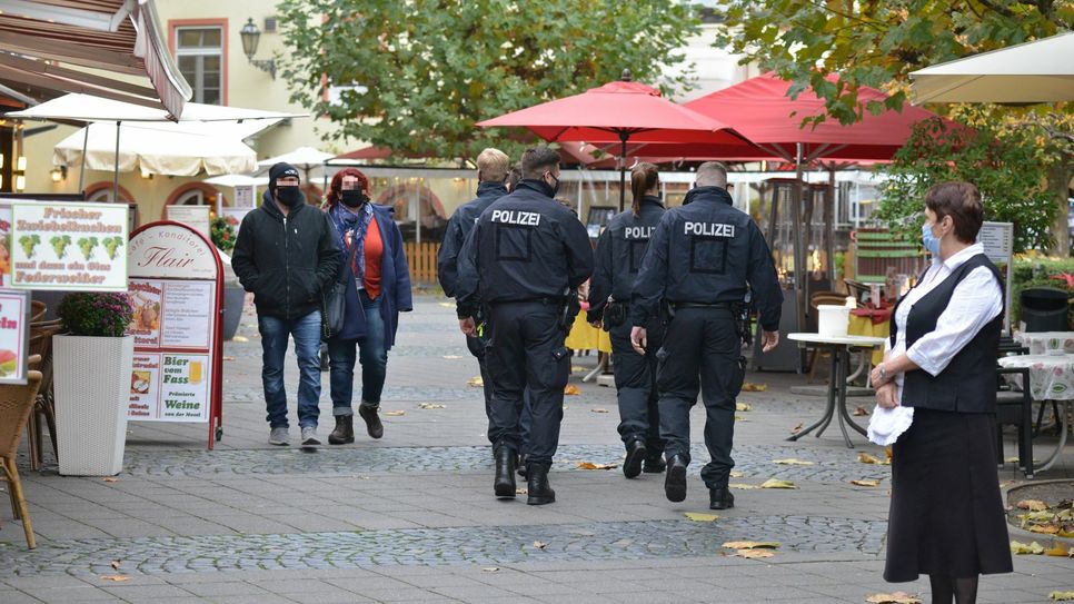 Kontrollen, wie diese im Oktober vergangenen Jahres (Foto), könnte es bald wieder in Cochem geben. Die Kreisverwaltung Cochem-Zell plant für den Fall, dass der Inzidenzwert im Kreis nicht deutlich zurückgeht, neben einer Maskenpflicht für touristische Hotspots aus Ausgangssperren und Reiseverbote. Foto: Zender