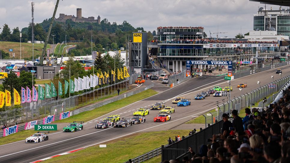 Volle Tribünen, packende Action: Die DTM bot am Wochenende 62.500 Zuschauern ein echtes Motorsportfest.