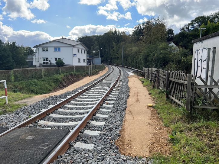 Bis auf der Strecke der Erfttalbahn wieder Züge bis nach Bad Münstereifel rollen, wird es nach Angaben der Bahn noch ein weiteres Jahr dauern.