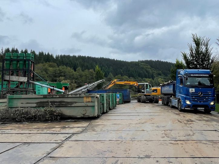 Auf dem Parkplatz wird mit großem technischen Aufwand das Sedimentmaterial entwässert, in drei verschiedene Fraktionen getrennt und abgefahren.