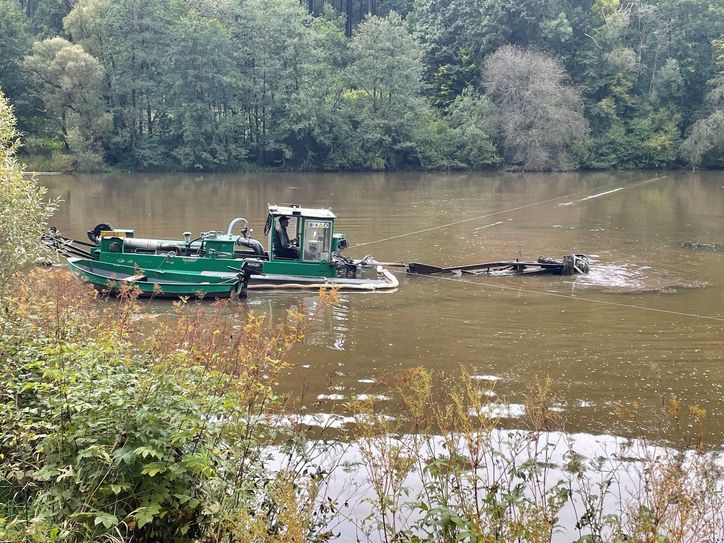 Mit dem schwimmenden Spezialgerät werden die Sedimente am Seeboden gelöst, angesaugt und durch die Leitungsrohre zum Parkplatz gepumpt.