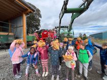 Die Kinder der Klasse 2e der Grundschule Polch lernten bei ihrem Besuch auf dem Hof von Kartoffelbauer Egon Nell alles über Anbau, Lagerung und Verarbeitung der beliebten Knolle.