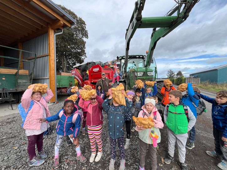 Die Kinder der Klasse 2e der Grundschule Polch lernten bei ihrem Besuch auf dem Hof von Kartoffelbauer Egon Nell alles über Anbau, Lagerung und Verarbeitung der beliebten Knolle.