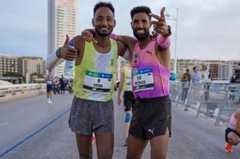 Sportliche Rivalen und „gute Kollegen“: Amanal Petros und Samuel Fitwi in Valencia. In Aktion und mit Freunden am Strand.