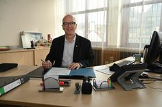 Dirk Meid, neuer Oberbürgermeister der Stadt Mayen, an seinem Schreibtisch im Rathaus Rosengasse.  Foto: Walz