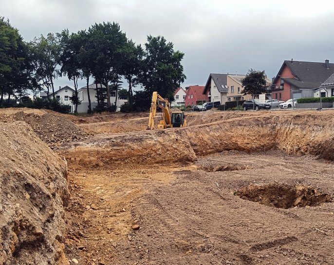 Mit dem Bau der drei Mehrfamilienhäuser im Rahmen des sozialen Wohnungsbaus im Lammersdorfer Mittelvenn wurde zwischenzeitlich begonnen. Unübersehbar sind die drei großen Baugruben für das neue Bauensemble.